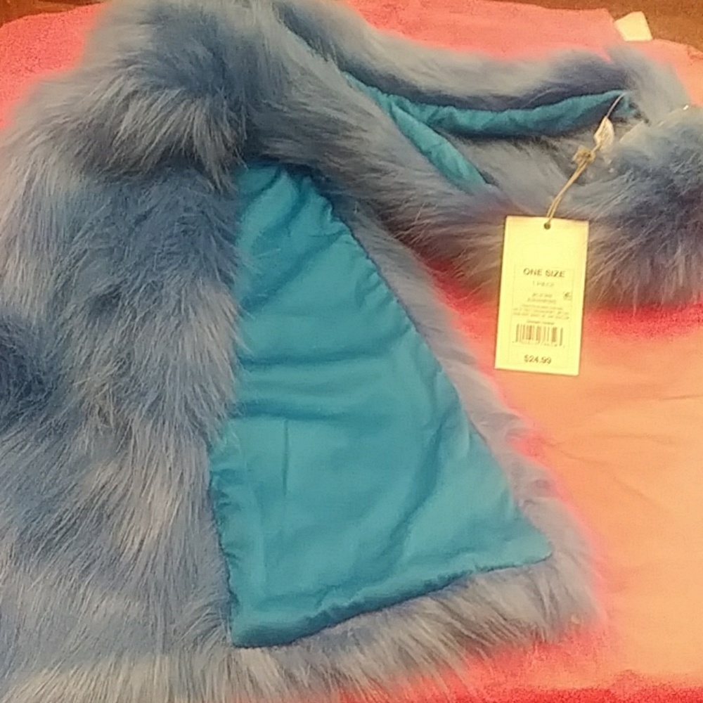 Womens oversize faux fur scarf in Blue